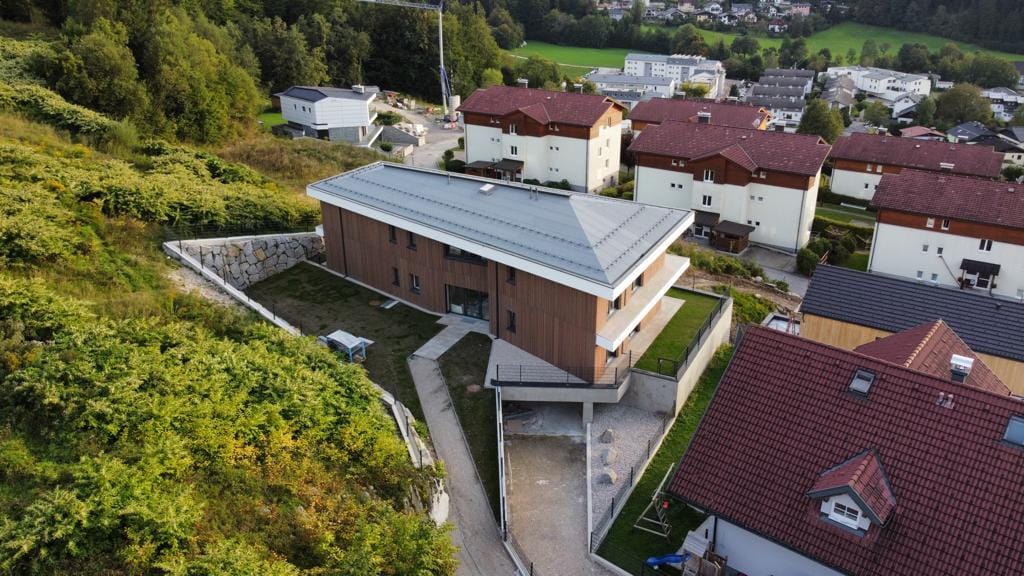 Drohnenaufnahme Modernes Wohnhaus Metalldach – Flachdach-Meister Salzburg