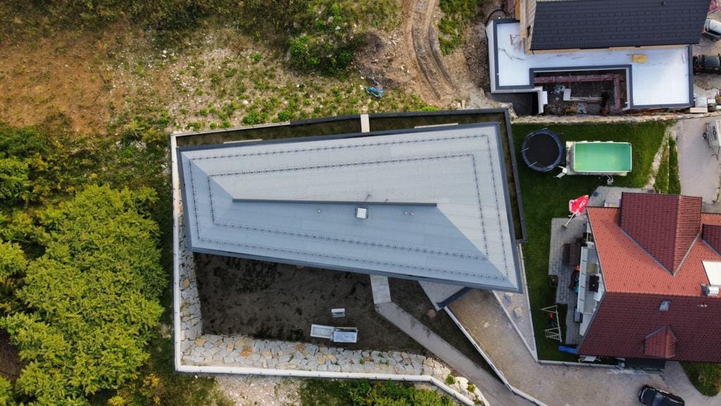 Drohnenaufnahme Wohnhaus Flachdach Zinkblech – Flachdach-Meister Salzburg