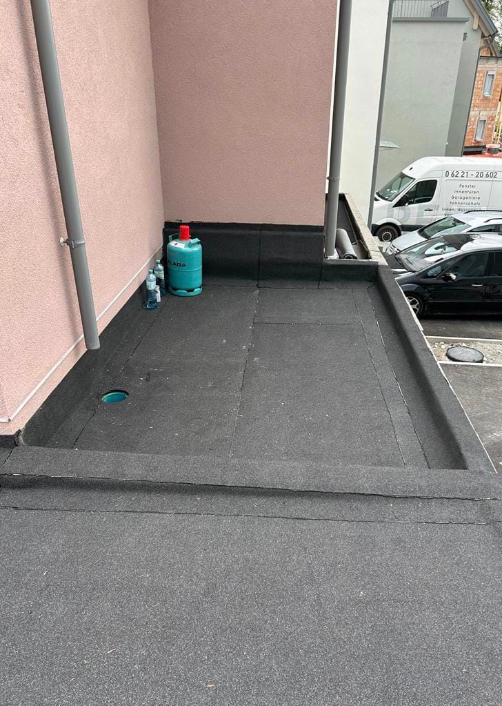 Flachdach Balkon Abdichtung Entwaesserung Urban 1 – Flachdach-Meister Salzburg