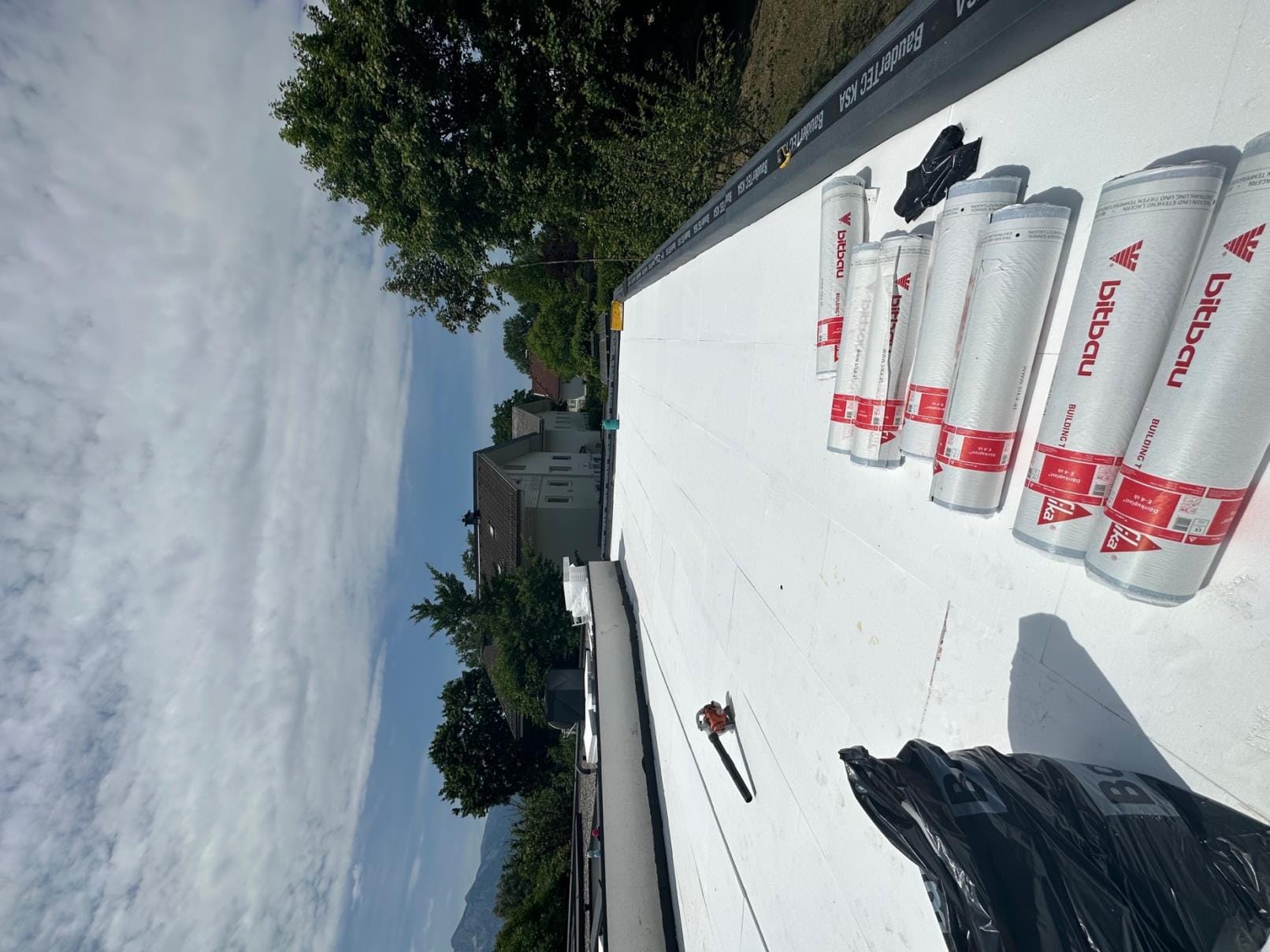 Flachdach Bitbau Rollen Verlegung Vorbereitung 1 – Flachdach-Meister Salzburg