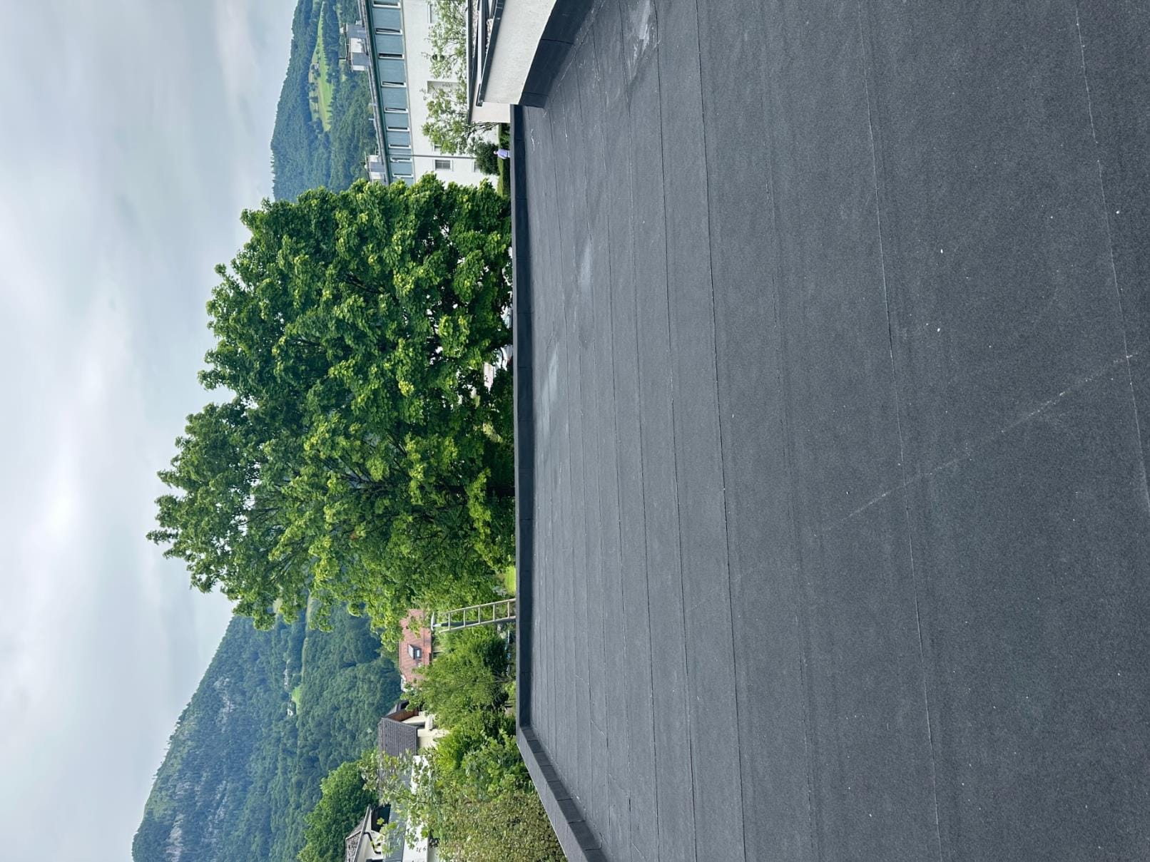 Flachdach Bitumenbahn Dunkel Sommer Fertig 03 – Flachdach-Meister Salzburg