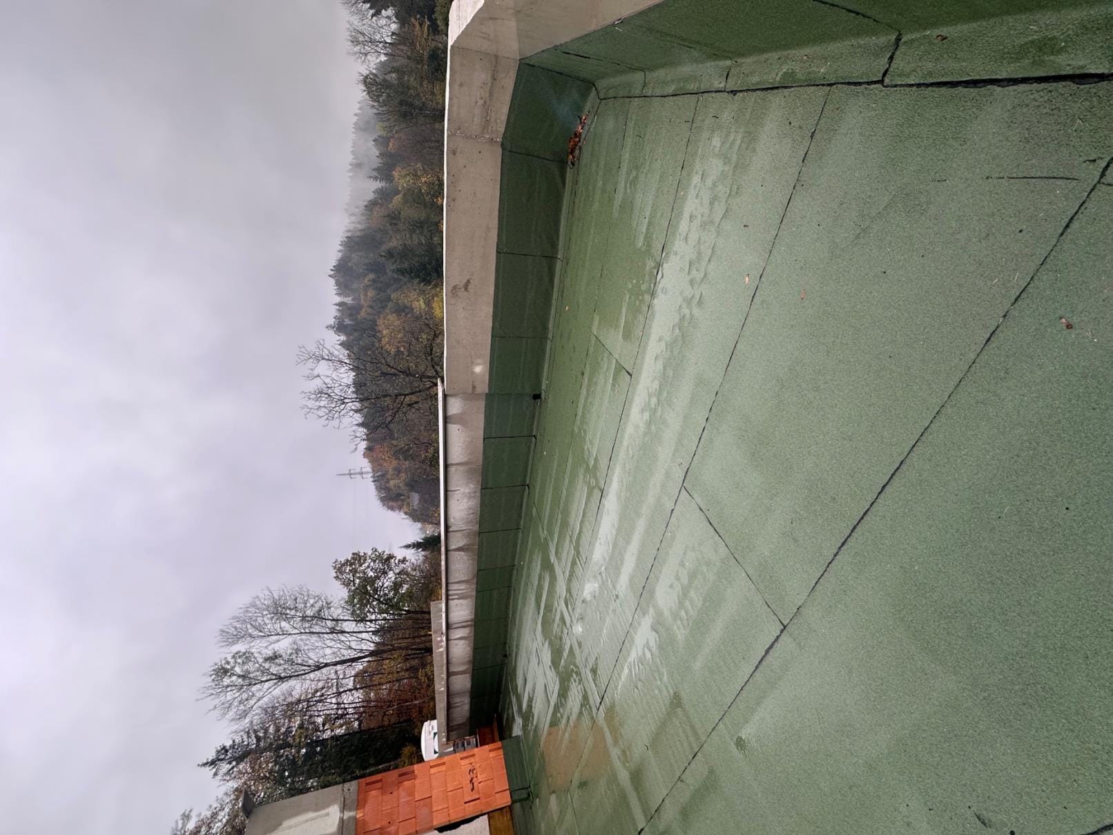 Flachdach Bitumenbahn Gruen Attika Beton Herbst 01 – Flachdach-Meister Salzburg