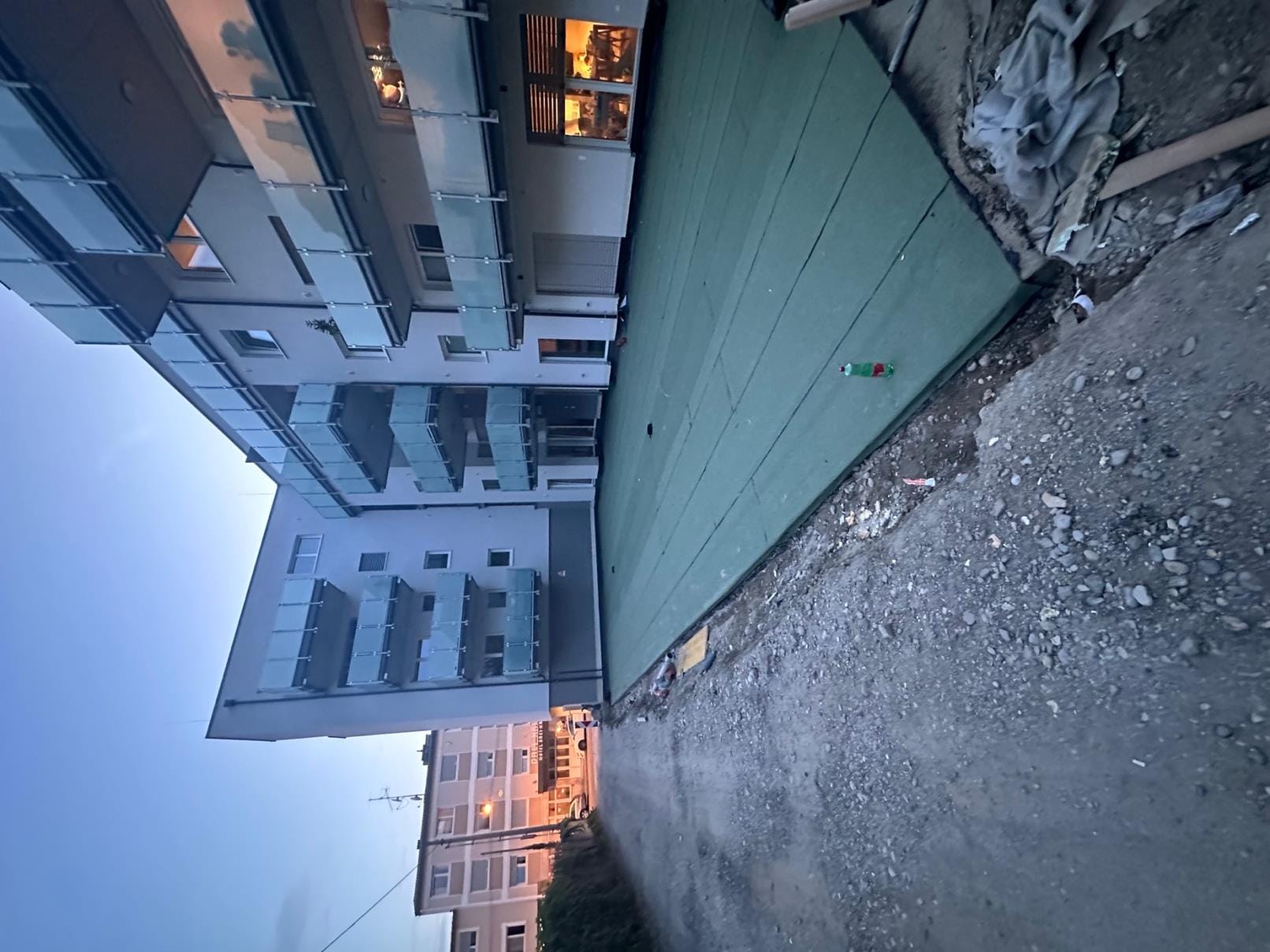 Flachdach Bitumenbahn Gruen Mehrfamilienhaus Abenddaemmerung – Flachdach-Meister Salzburg