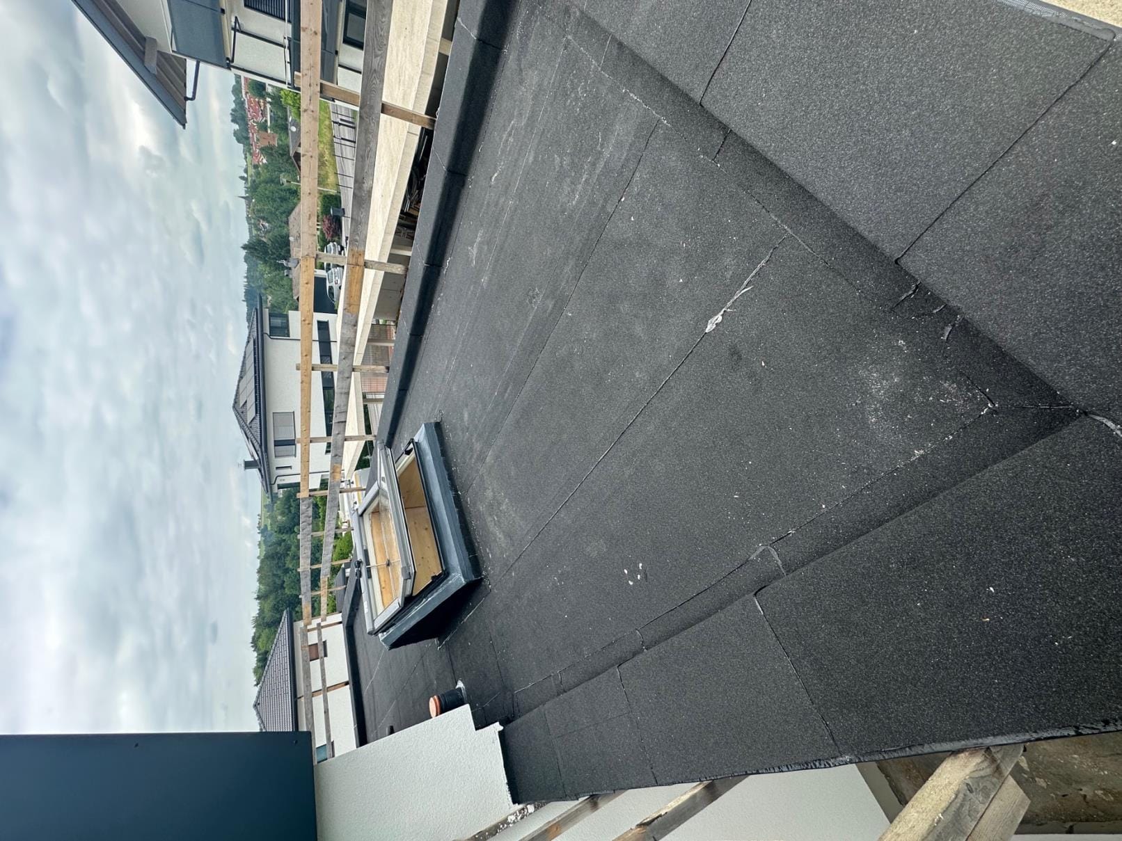 Flachdach Dachfenster Baustelle Wohngebiet – Flachdach-Meister Salzburg