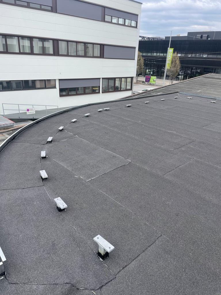 Flachdach Gewerbebau Solarhalterung Referenz – Flachdach-Meister Salzburg
