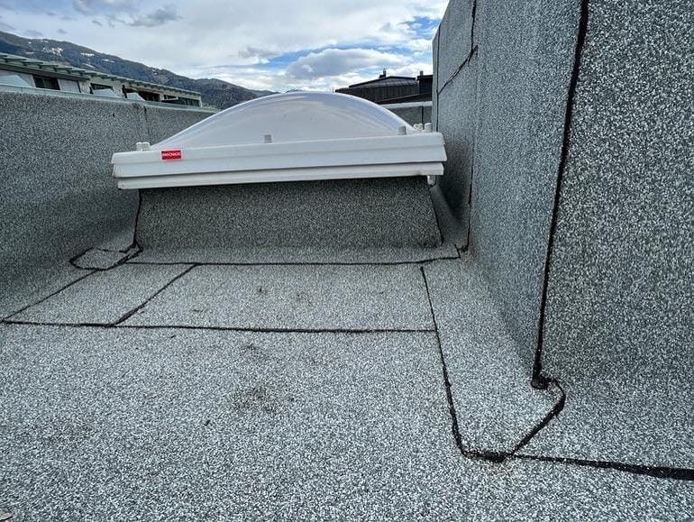 Flachdach Lichtkuppel Bitumenbahn Alpenstadt – Flachdach-Meister Salzburg