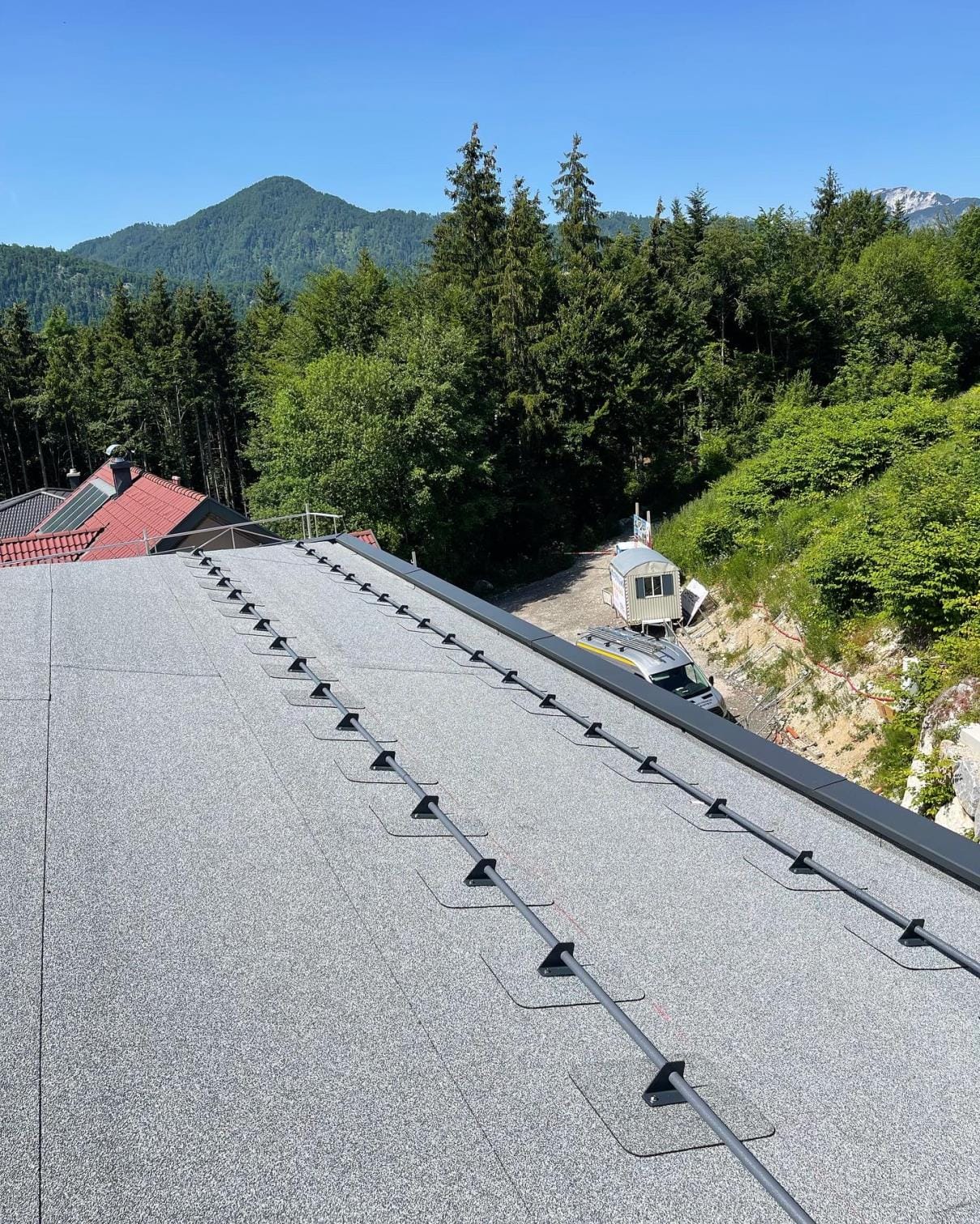 Schraeagdach Schneefanghaken Alpenregion – Flachdach-Meister Salzburg